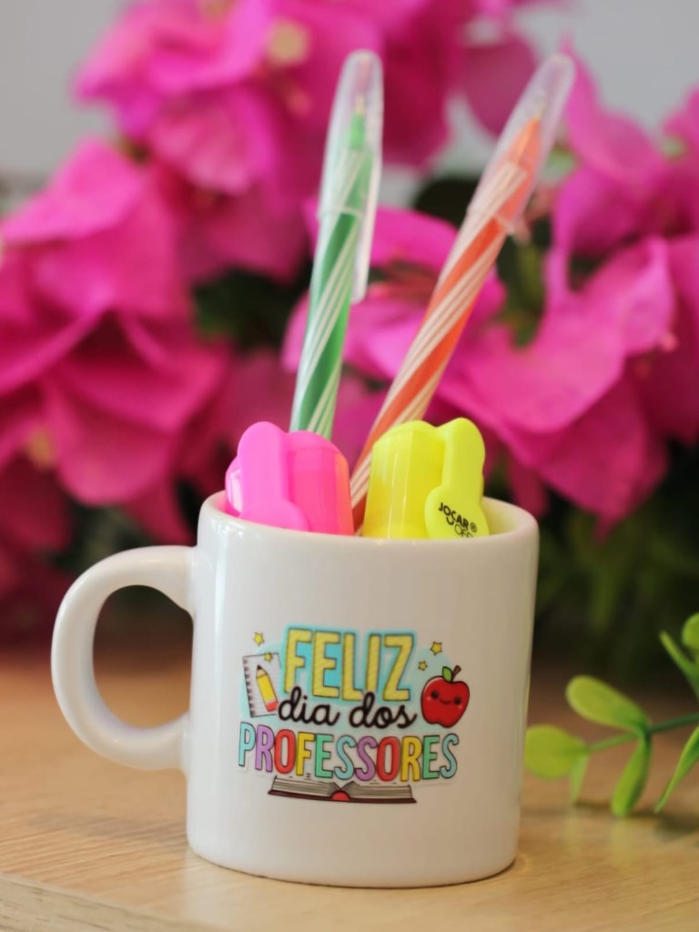 Kit de caneca, caneta e marca texto.